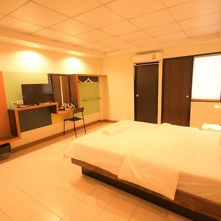 Room At Prachachuen Nonthaburi Bagian luar foto