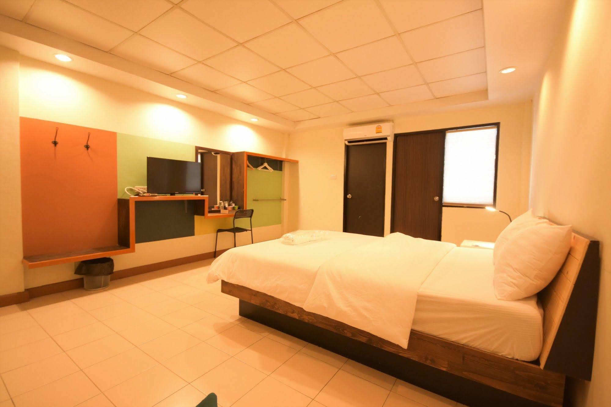 Room At Prachachuen Nonthaburi Bagian luar foto